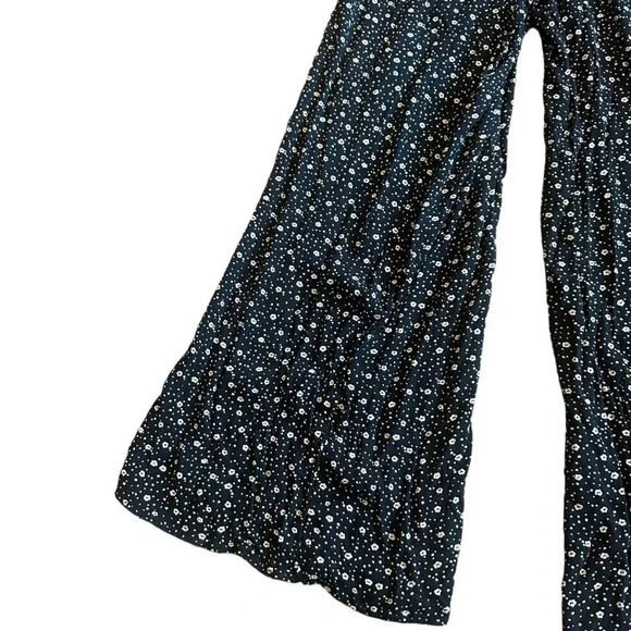 Saltwater Luxe Black Floral Jumpsuit Romper Flowy Boho Size Small Women's - Picture 6 of 13